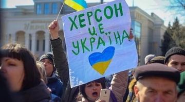 Колишні офіціантки та охоронці: псевдокерівництво Херсона втікає у Крим