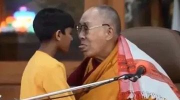 Далай-лама у губи поцілував хлопчика. Скрін із відео
