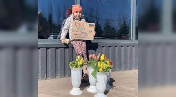 Маленька українка продавала квіти, аби зібрати кошти на бронежилет для військового (ФОТО)