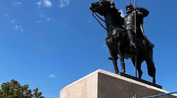 У Маріуполі росіяни встановлюють пам’ятник Невському на місці меморіалу ЗСУ. Фото радника мера