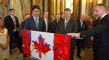 Трюдо подарували прапор Канади в концепції українського авангардизму