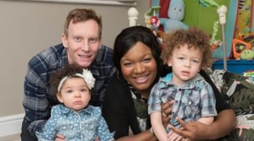Темношкіра жінка народила двох білих дітей
