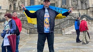 Микола Іщук сфотографувався з українським прапором біля базиліки Святого Якова. Фото з приватного архіву Миколи Іщука