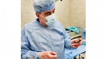 Хірург Андрій Верба тримає у руках вилучений боєприпас. Фото з Фейсбук-сторінки Ганни Маляр