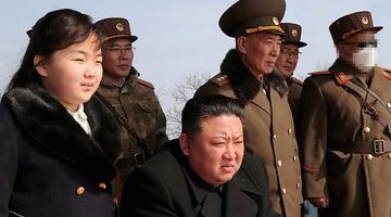 Березень 2023 року. Лідер Північної Кореї Кім Чен Ин і його донька Кім Чу Е спостерігають за пусками ракет. Фото Reuters