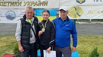 Чемпіонка України Тетяна Когут зі своїми наставниками – братами Володимиром (зліва) і Богданом Дудами.
