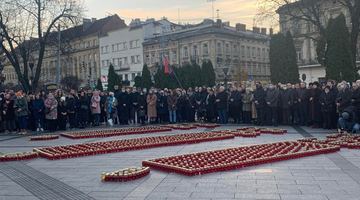 У Львові запаленою свічкою вшанували жертв голодоморів та політичних репресій
