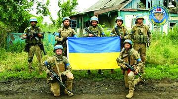 Українські воїни у селі Сторожовому Донецької області, яке визволили 12 червня.