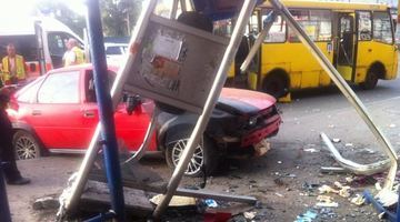 У Києві автомобіль врізався у зупинку, заповнену людьми