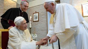 На фото Папа Франциск та колишній Папа Бенедикт XVI