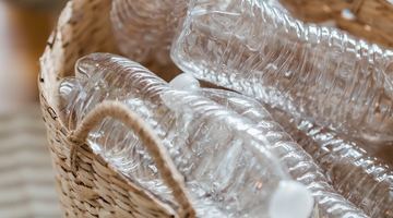Вчені розповіли, чим небезпечні пластикові пляшки