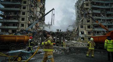 Наслідки обстрілу будинку у Дніпрі. Фото рятувальників