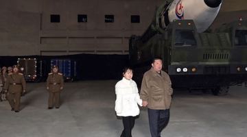 Кім Чен Ин із донькою відвідали полігон для запуску балістичої ракети. Фото KCNA