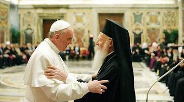 Папа Римський Франциск (ліворуч) і Вселенський Патріарх Варфоломій уже обговорювали, як святкувати Великдень разом. Можливо, невдовзі домовляться?