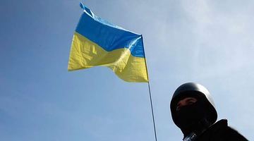 В окупованій частині Мар'їнки розвідник встановив український прапор