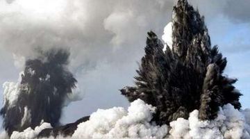 Внаслідок виверження вулкана в Тихому океані хвиля цунамі загрожує кільком країнам (фото, відео)