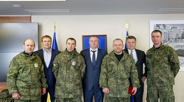 Аваков нагородив поліцейських, які протистояли Парасюку і блокувальникам у зоні АТО