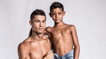 Роналду разом з 7-річним сином знялись у стильній рекламі джинсів