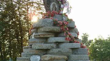 Мешканець Черкащини встановив у себе на подвір'ї пам'ятник померлим від голодомору