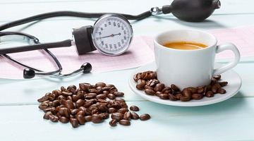 Як показало дослідження вчених, 2-3 горнятка міцної кави на день можуть підвищити верхній тиск на 3-14 мм рт. ст., нижній — на 4-13 мм рт. ст. Якщо ж людина нерегулярно п'є цей напій, стрибок показників може бути ще більшим. Фото pexels