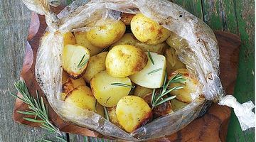 Картопля з часником у кулінарному рукаві