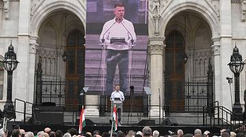 “У своїй країні не будемо нічиїми підлеглими!” – заявив Петер Мадяр, виступаючи на мітингу перед парламентом. Натякаючи на авторитарного угорського прем’єра Орбана... Фото ЕРА