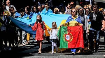 Португальці й українці, що живуть у Португалії, демонструють на вулицях Лісабона на підтримку України. Фото Reuters.