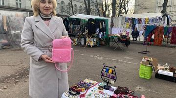 Тетяна Гречуха продає свої вироби на сувенірному ринку в центрі Львова. Фото автора