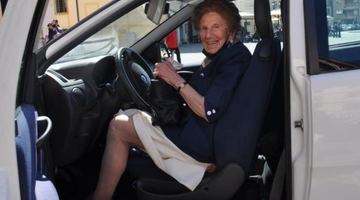 Успішно склала тест на поновлення прав: водійці 100 років