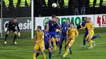 Момент одного з попередніх матчів збірних України та Молдови, який відбувся 12 жовтня 2012 року в Кишиневі. Небезпечний момент біля воріт молдован. Фото з архіву «ВЗ»