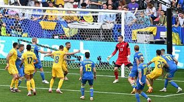 Щойно у ворота збірної України влетів третій гол... Фото football.ua