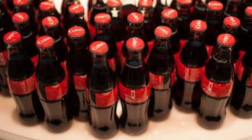 Coca-Cola продовжує працювати на Росію