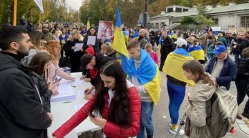 У Варшаві влаштували "референдум" щодо "анексії" посольства росії. Фото Євгена Приходька
