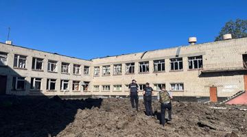 Пошкоджена школа та припарковані поруч автівки - поліція фіксує наслідки нічного обстрілу в Шевченківському районі Харкова