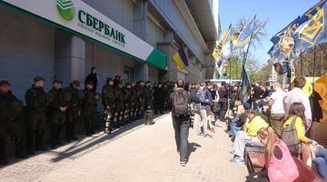 У Харкові поліція відтіснила активістів від центрального входу в Сбєрбанк