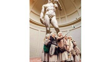 Фото статуї оголеного Давида дехто розцінив як «порнографічне зображення»... Фото Facebook