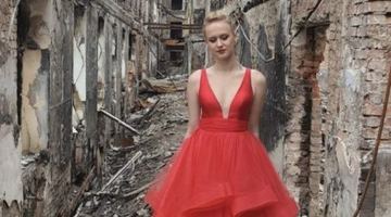 Харків: Випускниця у сукні сфотографувалася на фоні школи, які зруйнували окупанти
