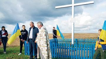 Під час освячення пам’ятного хреста на місці спаленого “совітами” села Корчунок.