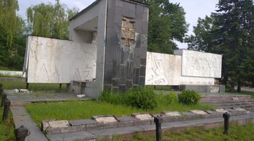Меморіал у Трускавці. Бетонна конструкція "сипиться", руйнується.