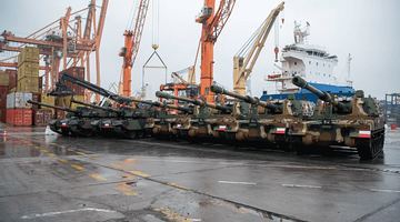 На початку грудня минулого року в порту Ґдині розвантажили перші танки K2 Heuk-Pyo ("Чорна Пантера") і 155-міліметрові самохідні гаубиці K9A1 Thunder ("Грім"), які прибули до Польщі з Південної Кореї. Фото milmag.plі