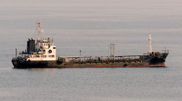 Рекордний обсяг нафти рф застряг у морі через санкції, - Reuters