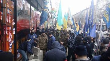 У Тернополі активісти вирішили замурувати вхід до російського Сбєрбанку