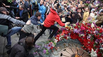 У Києві біля Вічного вогню сталася бійка між учасниками акції "Безсмертний полк" та активістами
