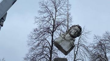 У Кременчуці знесли пам'ятник Пушкіну. Фото КРЕМЕНЧУЦЬКИЙ ТЕЛЕГРАФЪ
