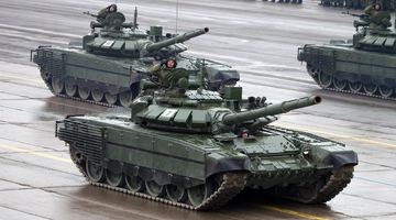 На Херсонщині російські танки під українськими прапорами обстрілюють населені пункти