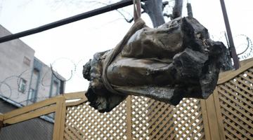У Чернівцях демонтували вже другий пам'ятник Пушкіну. Фото із мережі