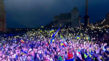 Dzięnkujemy: українці у Варшаві влаштували марш та концерт на знак вдячності полякам