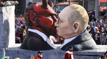 володимир путін цілується із дияволом. Фото інсталяцій карнавалу DW