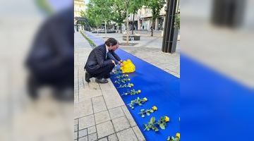 У столиці Болгарії розгорнули 100-метрову синю стрічку та поклали на неї сотню жовтих троянд