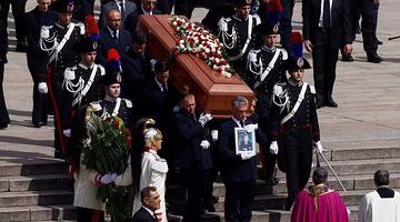 Труна з тілом Сильвіо Берлусконі під час урочистої церемонії похорону в Мілані. Експрем'єру Італії було 86 років. Фото Reuters.